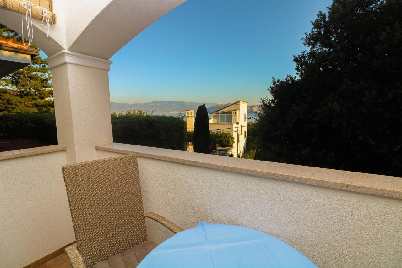 Apartments Blue And Green With Balcony Baska  Bagian luar foto